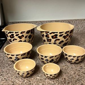 Stackable Mixing bowls with measuring cups.Animal print.
